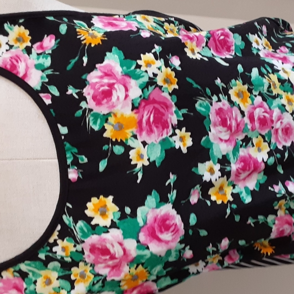 Cute top - Picture 2 of 4